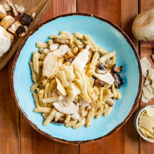 https://summerbox.gr/wp-content/uploads/2025/06/pasta-pollo-funghi-1-300x300.jpg