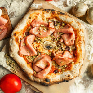 https://summerbox.gr/wp-content/uploads/2025/06/pizza-capricciosa-1-300x300.jpg