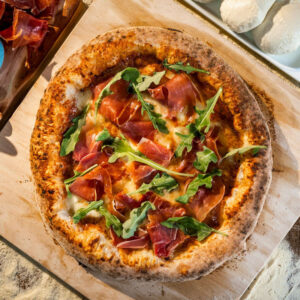 https://summerbox.gr/wp-content/uploads/2025/06/pizza-prosciutto-1-300x300.jpg
